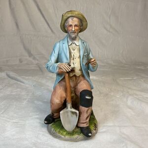 Homco Old World Farmers Man w/Shovel and Pipe Porcelain Figurine‎ #1433 Vintage